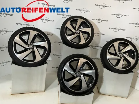 Background image for Winter Kompletträder 225/40R18 z.B. passend für VW Golf